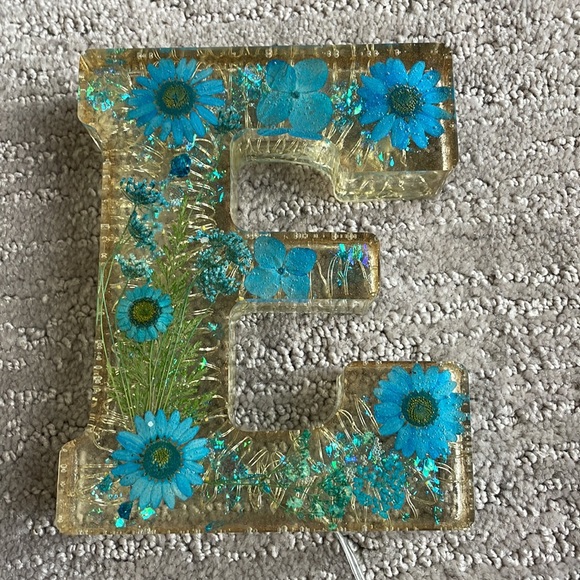 Vintage “E” resin piece, real florals and battery operated lighting! - Picture 4 of 10